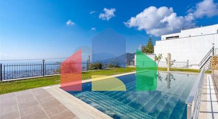 Простора двоповерхова вілла з панорамним видом на Середземне море