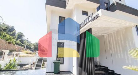 Сучасна вілла з панорамним видом на море в Аланьї