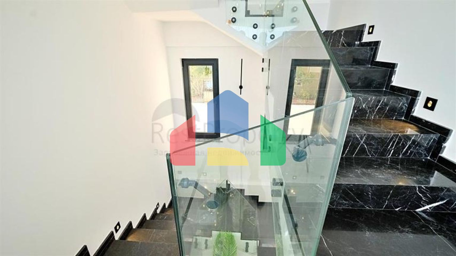 Сучасна вілла з панорамним видом на море в Аланьї