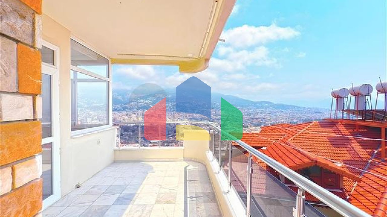 Затишна квартира з видом на море біля підніжжя аланійської фортеці