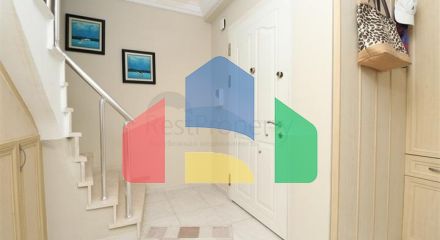 Двухуровневая меблированная квартира 3+1 с просторной террасой в центре Аланьи