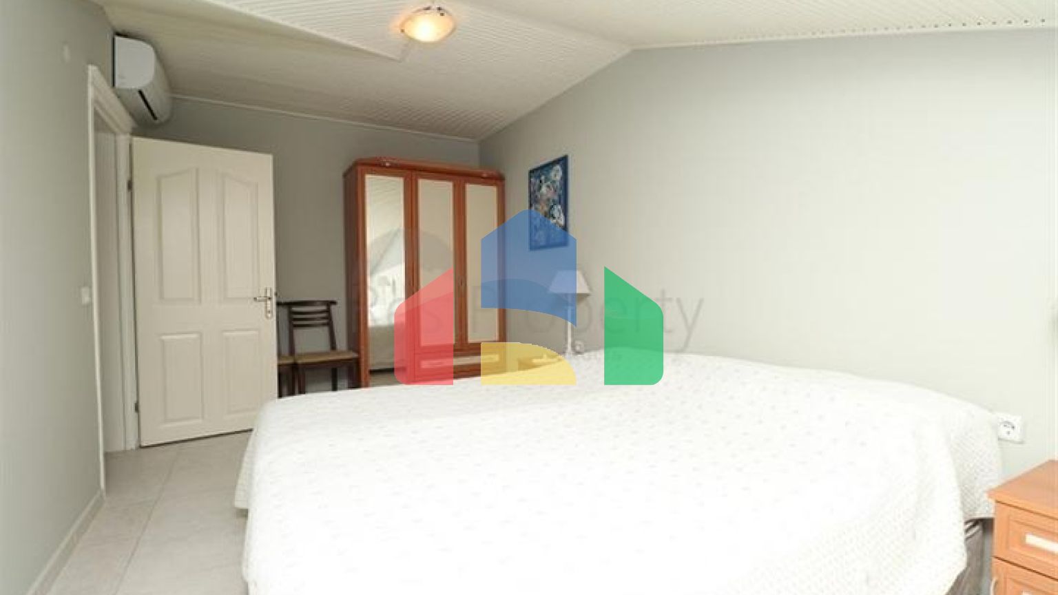 Двухуровневая меблированная квартира 3+1 с просторной террасой в центре Аланьи