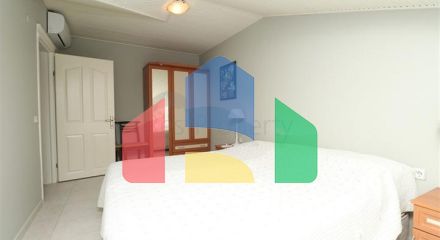 Двухуровневая меблированная квартира 3+1 с просторной террасой в центре Аланьи Двухуровневая меблированная квартира 3+1 с просторной террасой в центре Аланьи