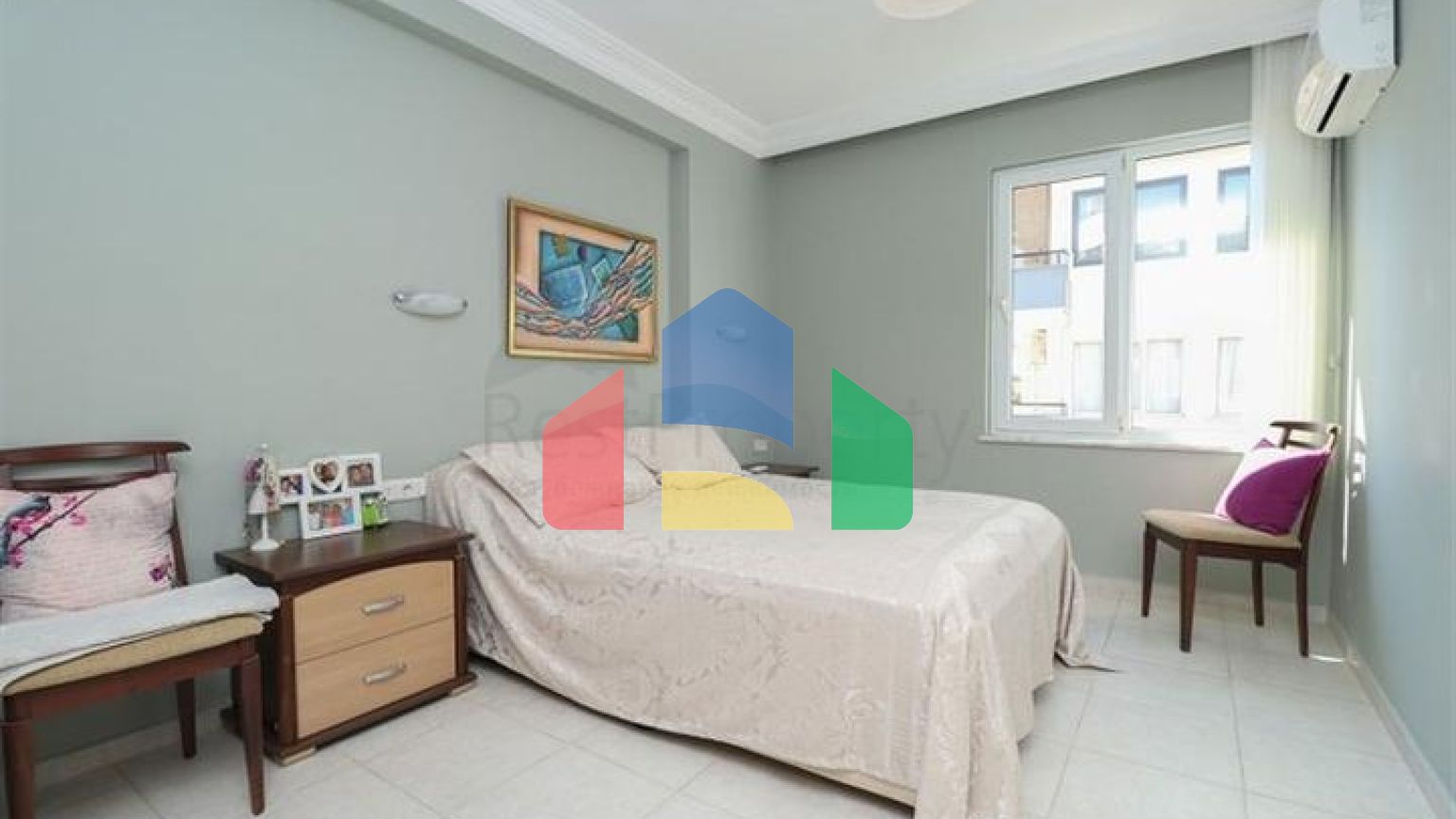 Двухуровневая меблированная квартира 3+1 с просторной террасой в центре Аланьи