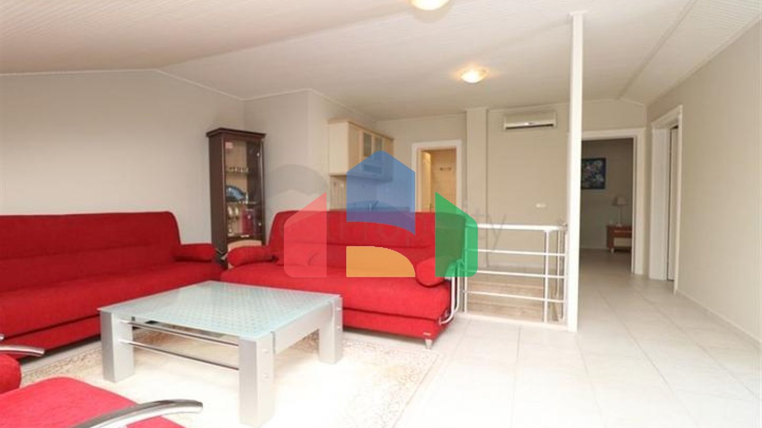 Двухуровневая меблированная квартира 3+1 с просторной террасой в центре Аланьи