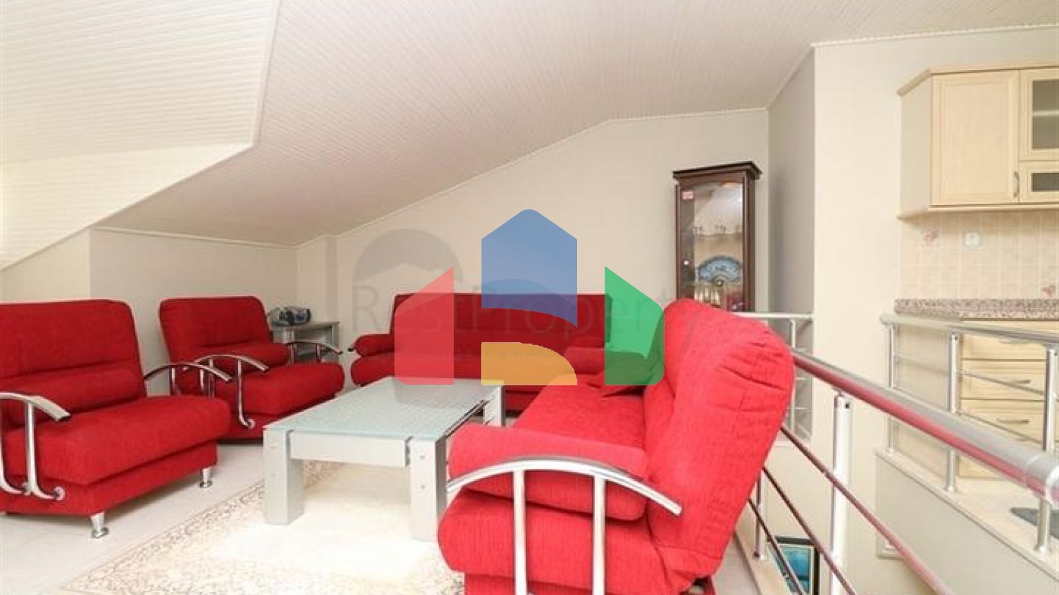 Двухуровневая меблированная квартира 3+1 с просторной террасой в центре Аланьи