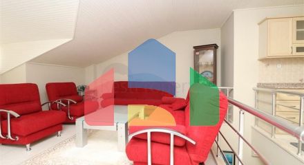 Двухуровневая меблированная квартира 3+1 с просторной террасой в центре Аланьи Двухуровневая меблированная квартира 3+1 с просторной террасой в центре Аланьи