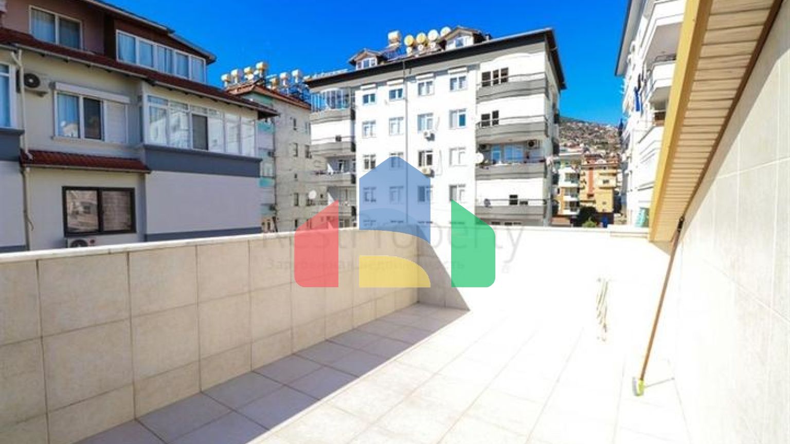 Двухуровневая меблированная квартира 3+1 с просторной террасой в центре Аланьи