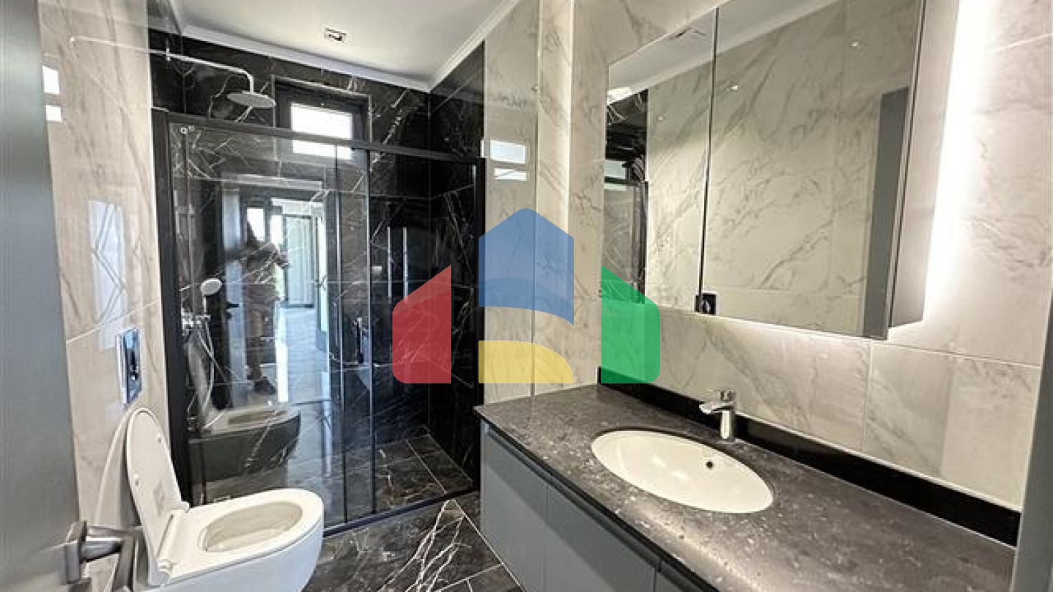 П'ятикімнатний дуплекс під громадянство з прямим видом на море і гори