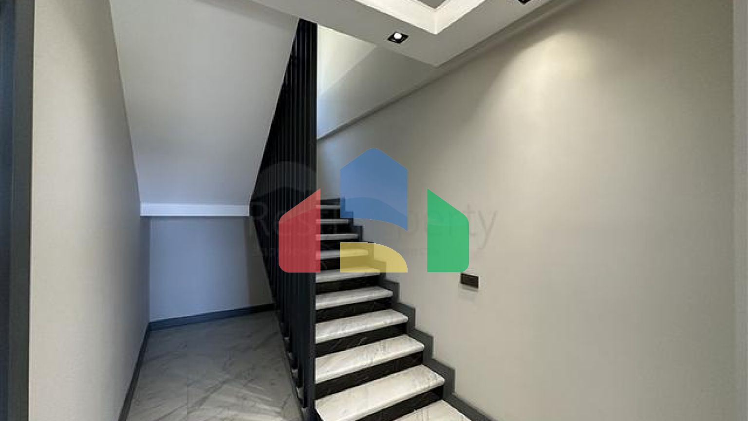 П'ятикімнатний дуплекс під громадянство з прямим видом на море і гори