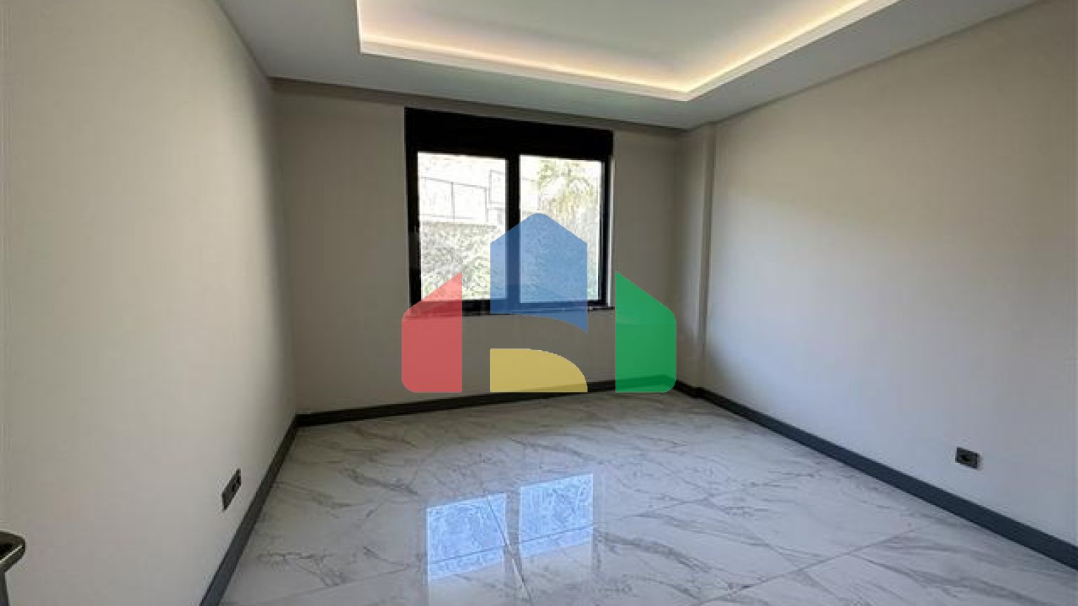 П'ятикімнатний дуплекс під громадянство з прямим видом на море і гори