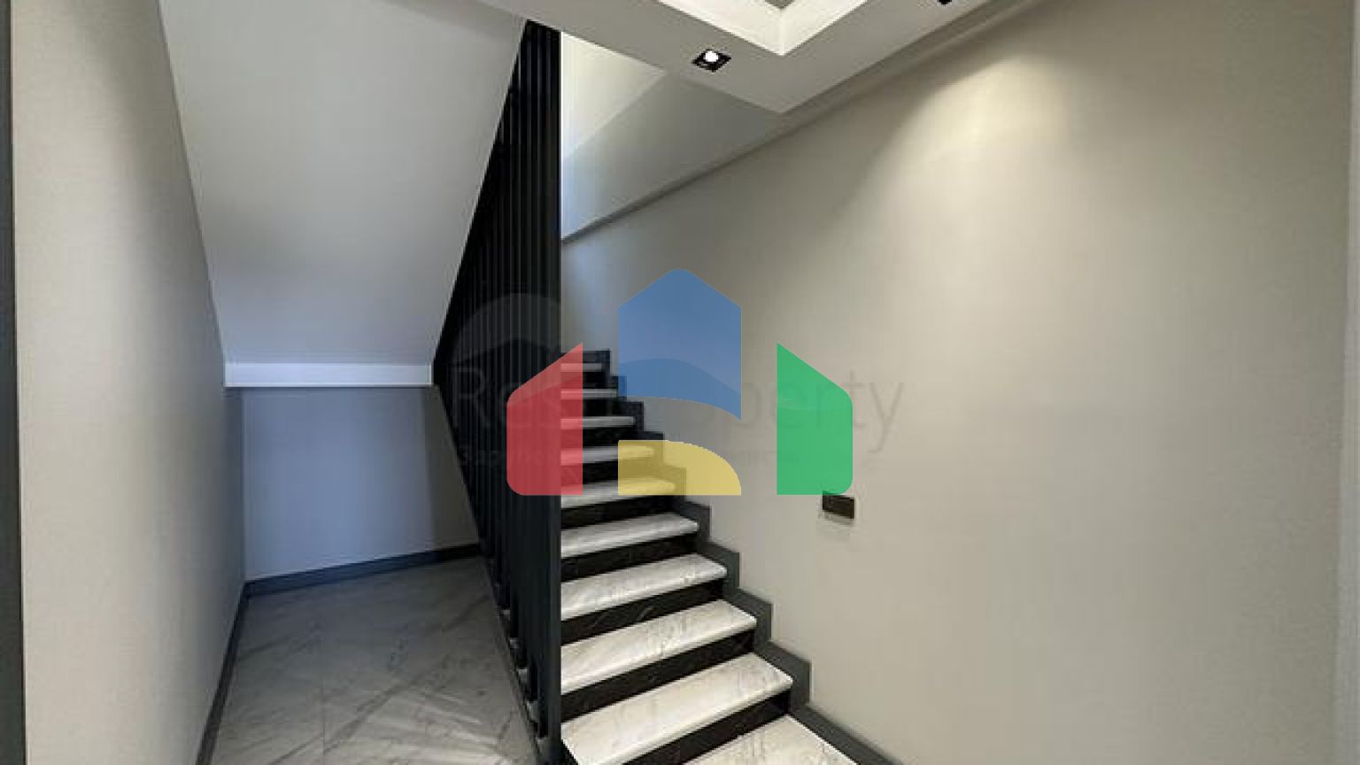 П'ятикімнатний дуплекс під громадянство з прямим видом на море і гори