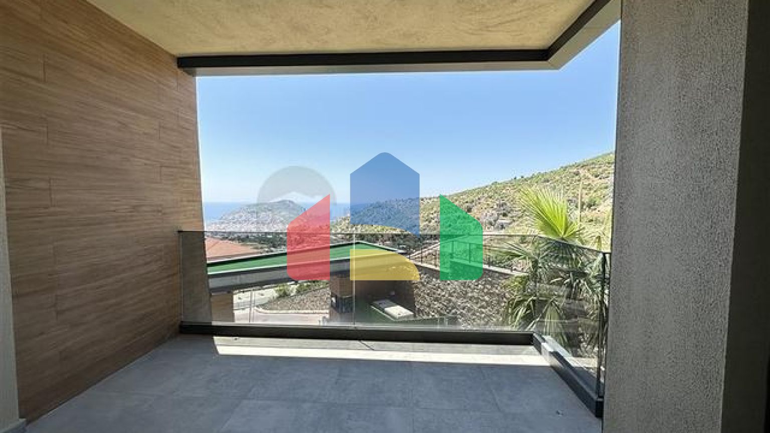 П'ятикімнатний дуплекс під громадянство з прямим видом на море і гори