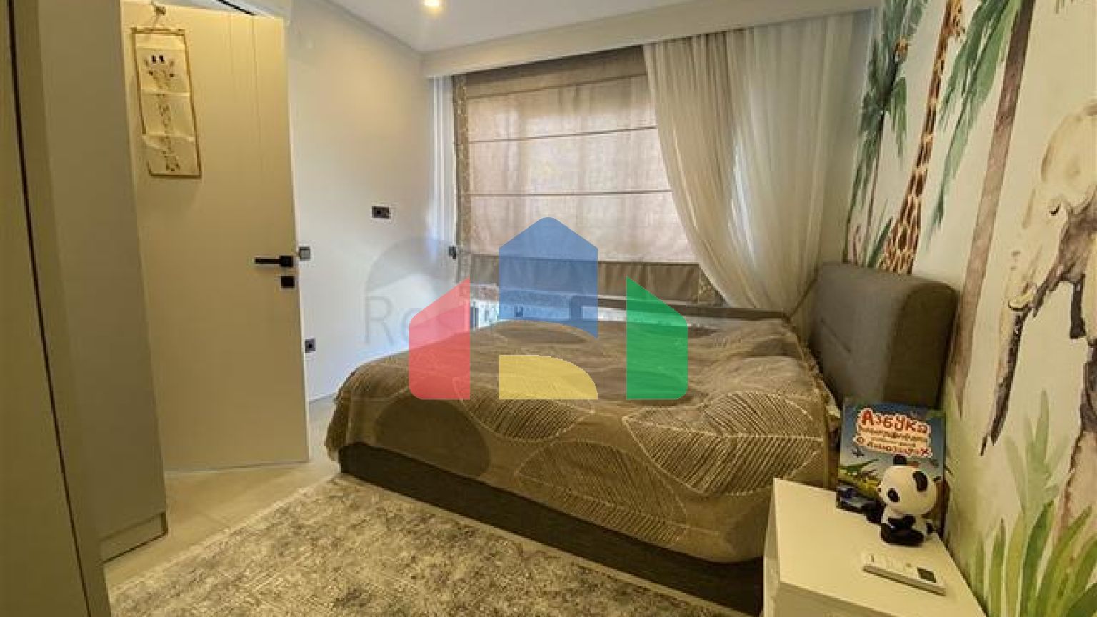 Трехкомнатный пентхаус в пешей доступности от моря с дизайнерским ремонтом