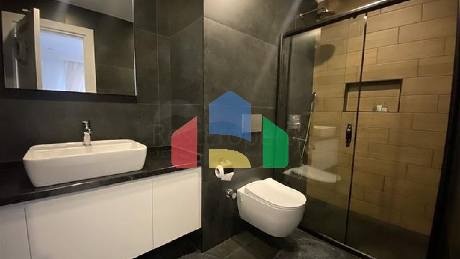 Трехкомнатный пентхаус в пешей доступности от моря с дизайнерским ремонтом