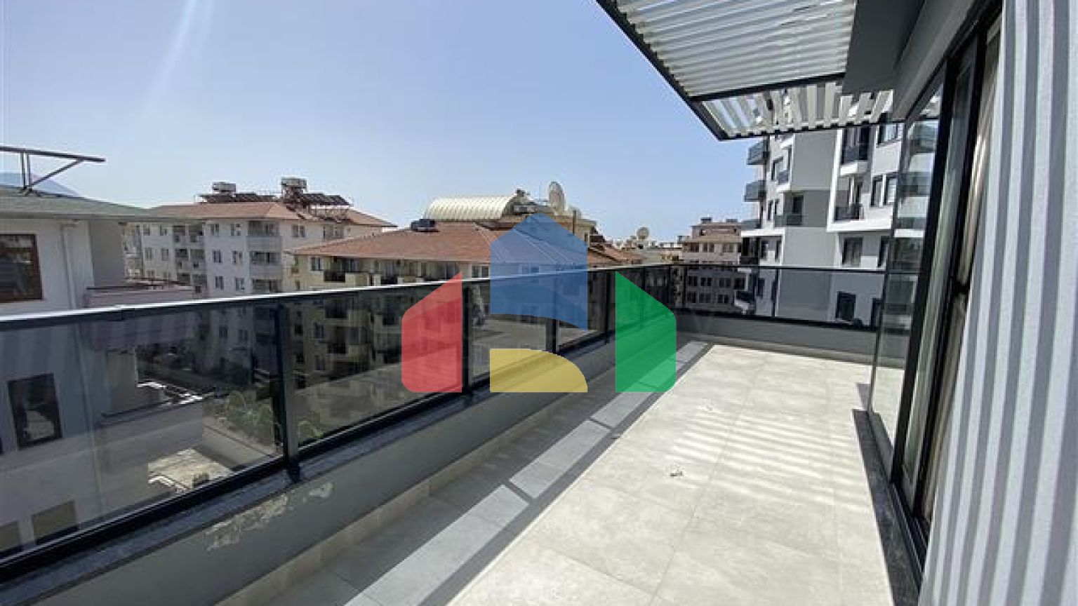 Трехкомнатный пентхаус в пешей доступности от моря с дизайнерским ремонтом