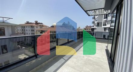 Трехкомнатный пентхаус в пешей доступности от моря с дизайнерским ремонтом