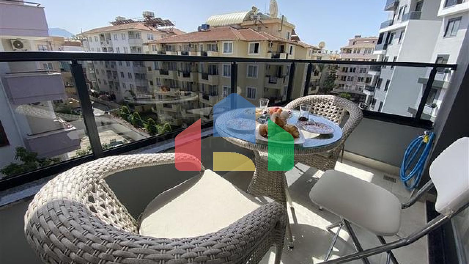 Трехкомнатный пентхаус в пешей доступности от моря с дизайнерским ремонтом