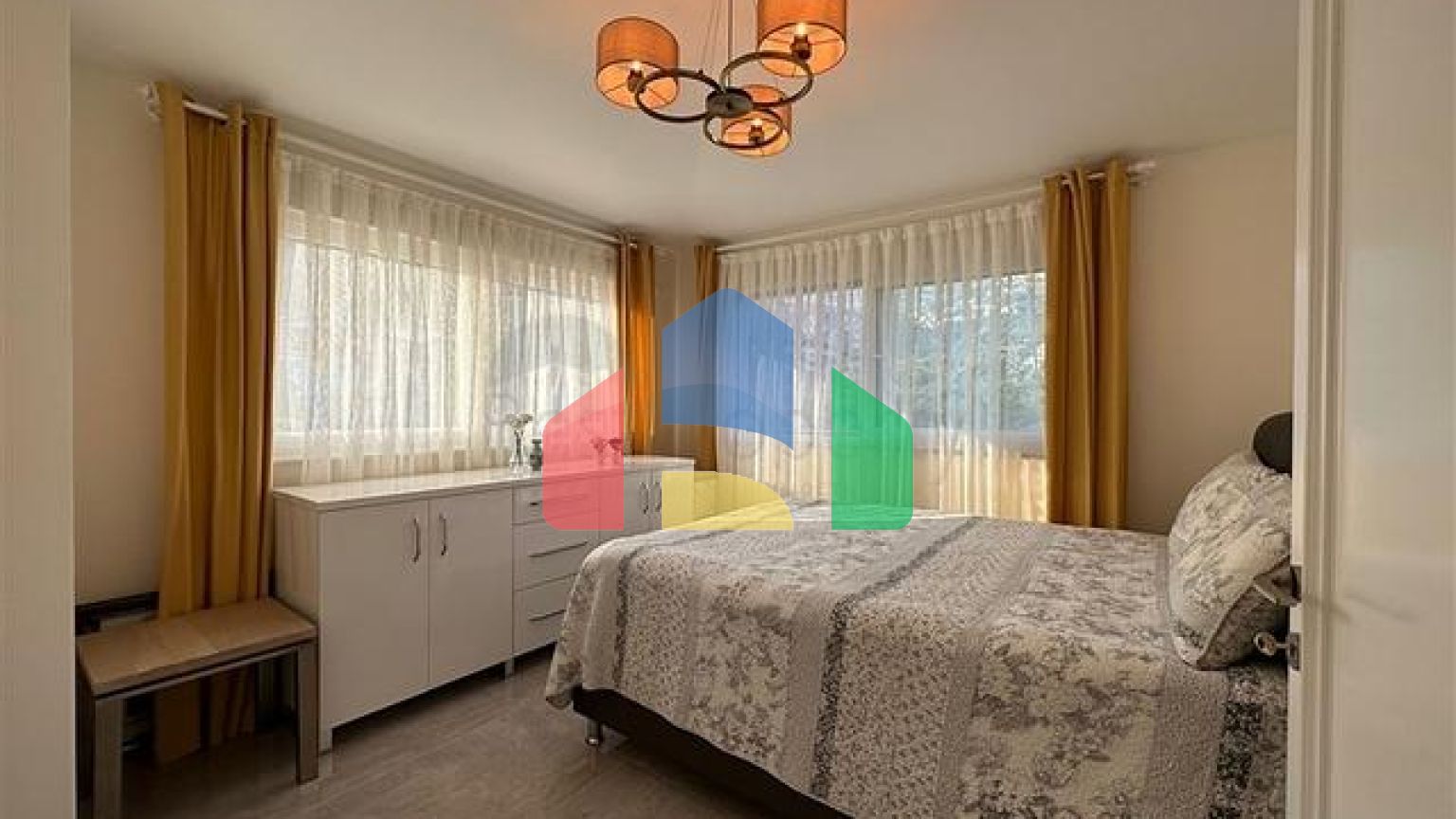 Вилла в центральной части Алании с видом на море