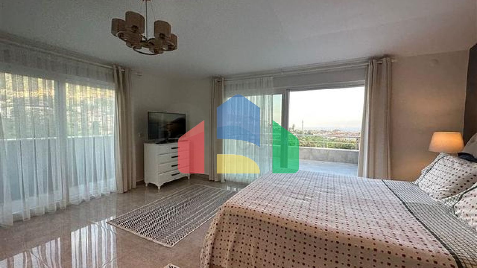 Вилла в центральной части Алании с видом на море