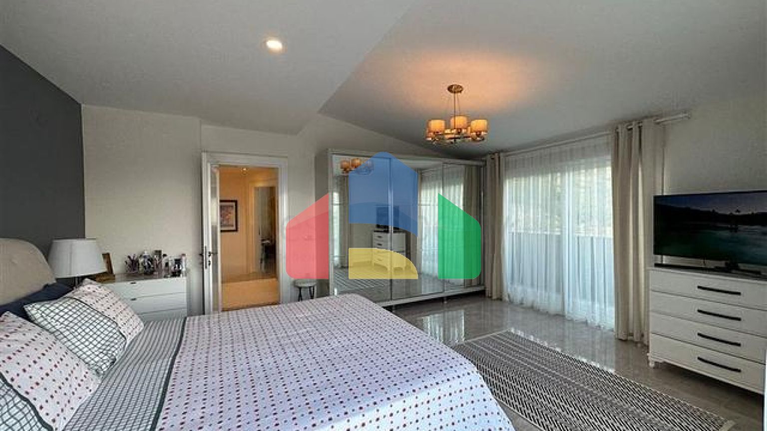 Вилла в центральной части Алании с видом на море