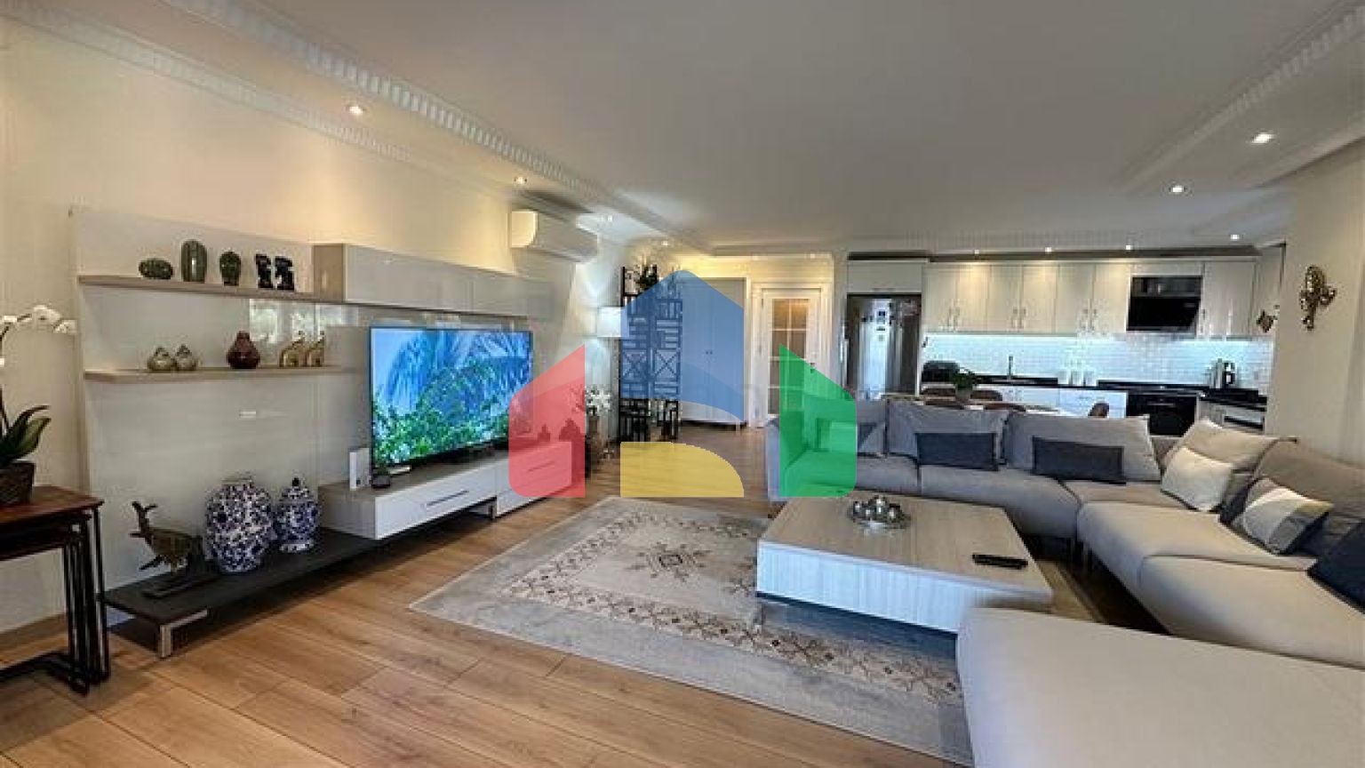 Вилла в центральной части Алании с видом на море