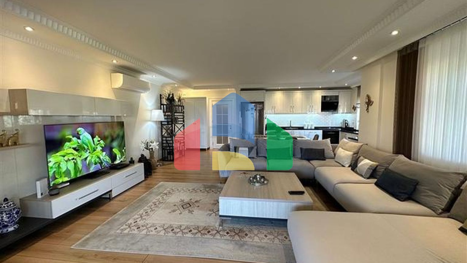 Вилла в центральной части Алании с видом на море