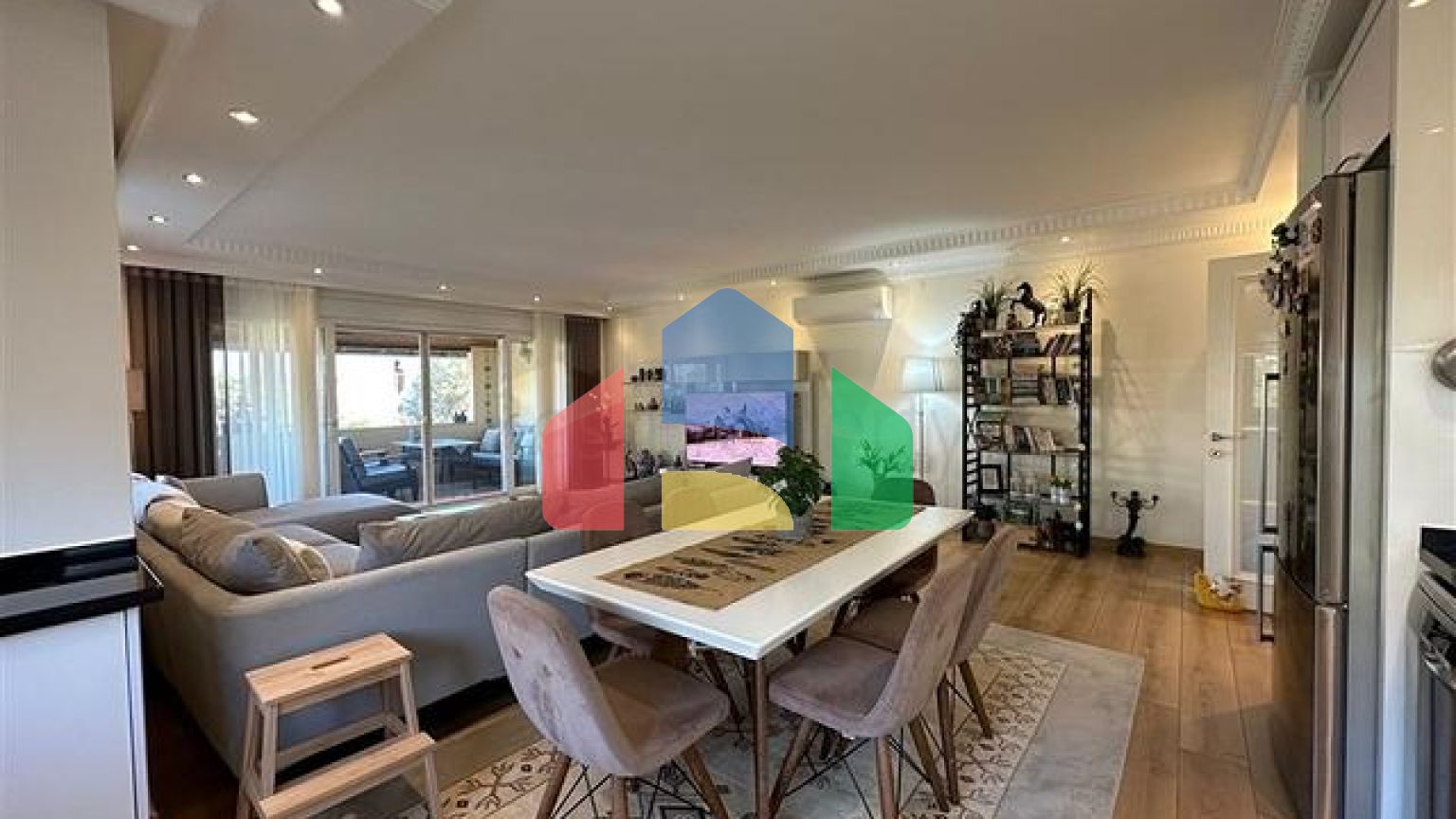 Вилла в центральной части Алании с видом на море