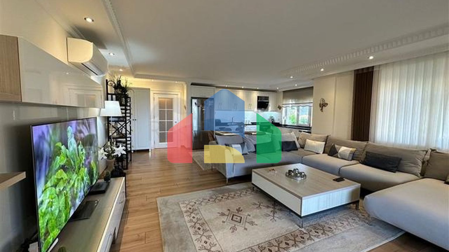 Вилла в центральной части Алании с видом на море