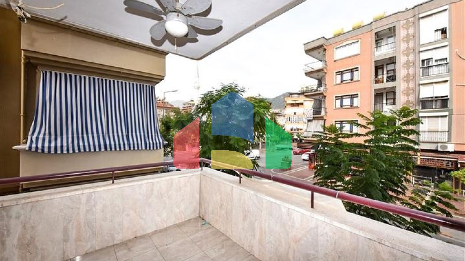 Велика квартира 3 + 1 в центрі Аланії