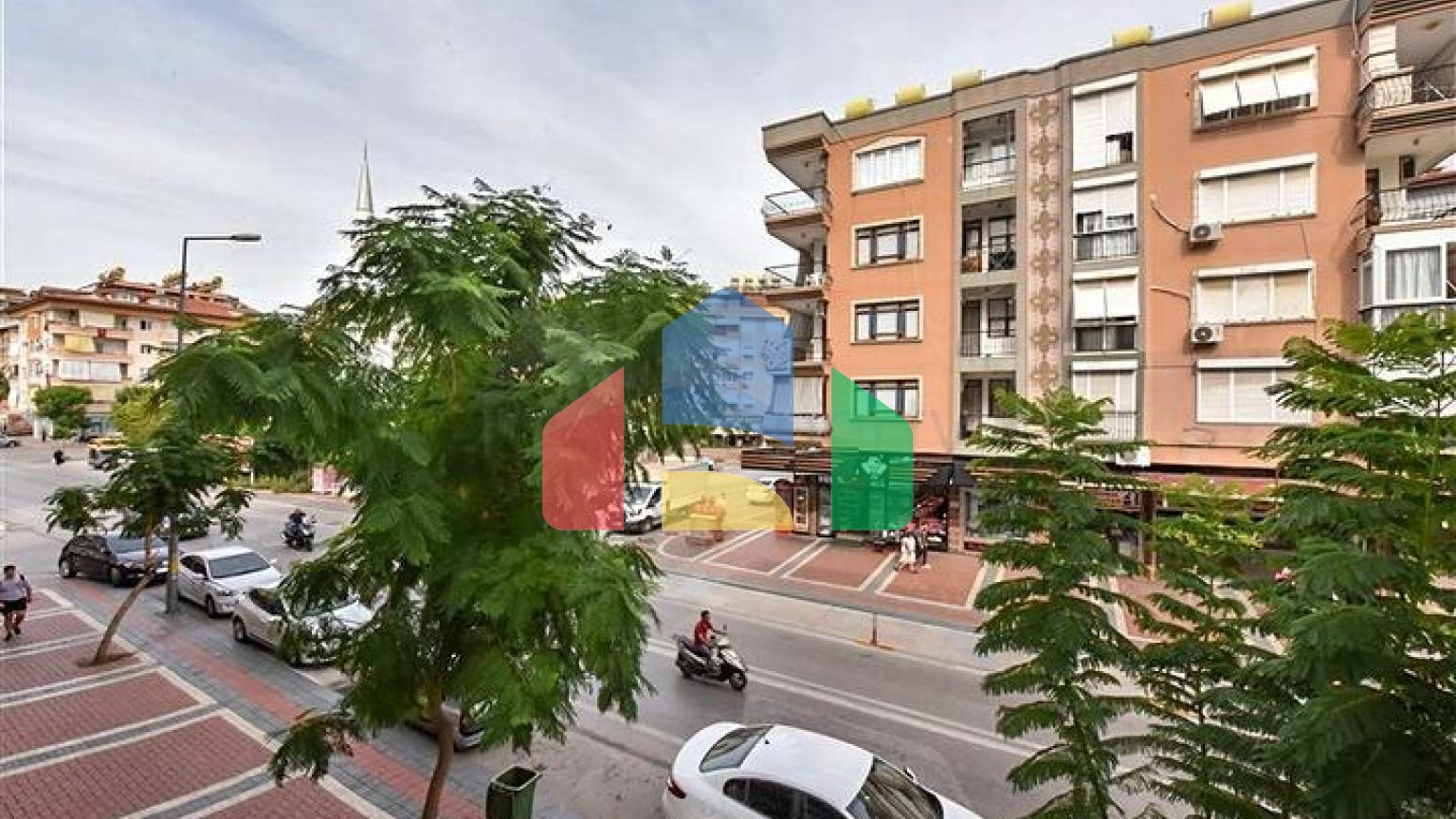 Велика квартира 3 + 1 в центрі Аланії