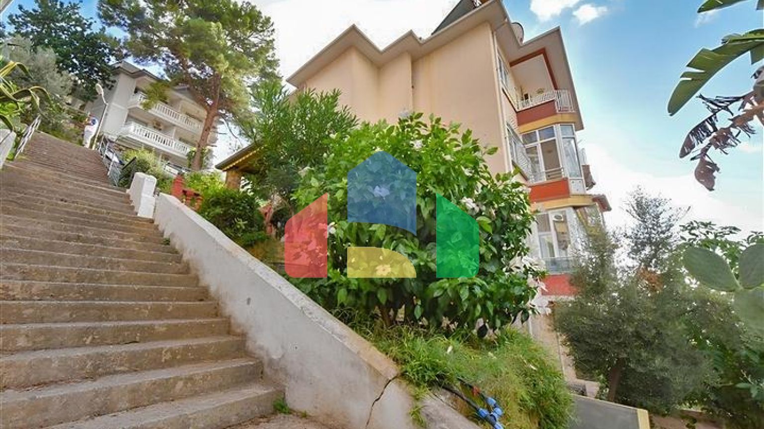 Квартира 3+1 с отдельной кухней у подножия Аланийской крепости