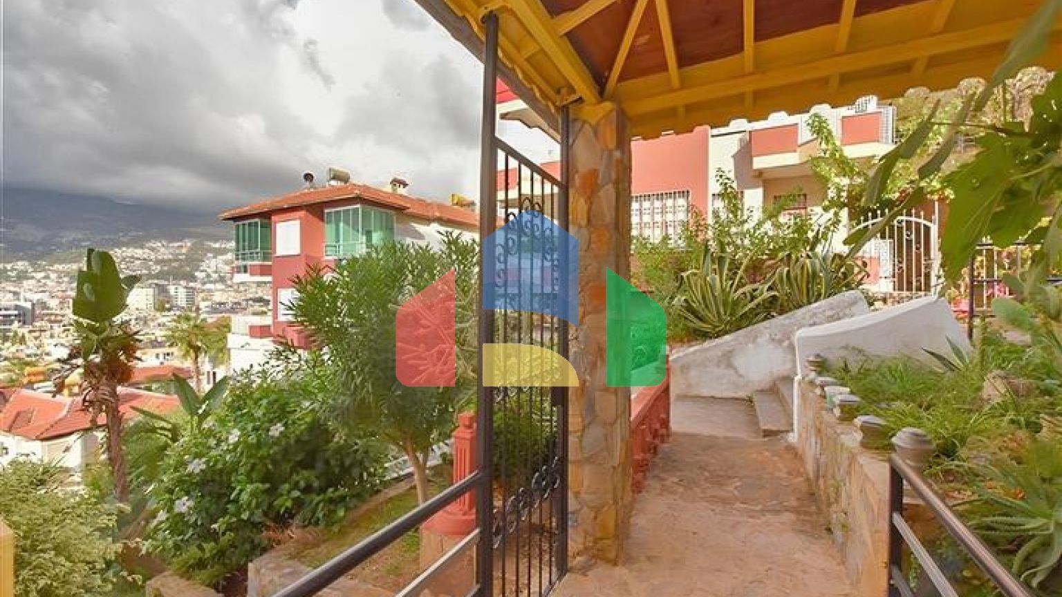 Квартира 3+1 с отдельной кухней у подножия Аланийской крепости