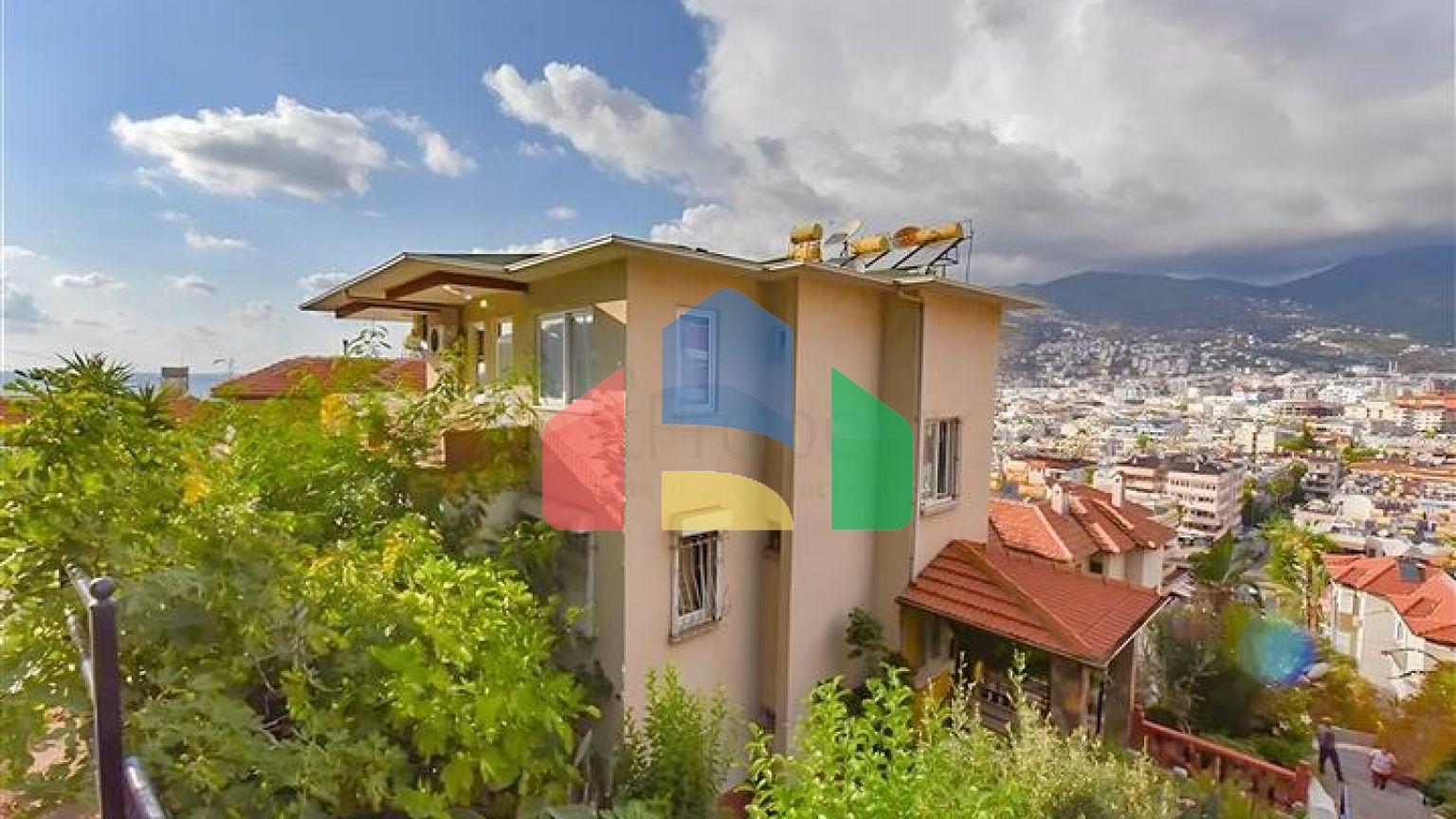 Квартира 3+1 с отдельной кухней у подножия Аланийской крепости