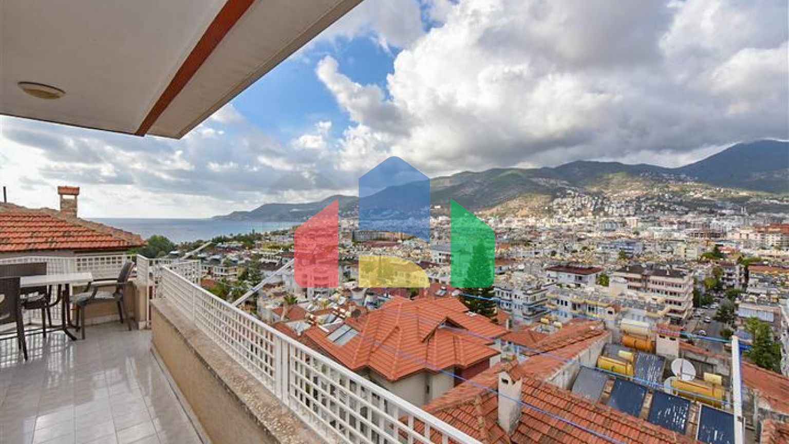 Квартира 3+1 с отдельной кухней у подножия Аланийской крепости