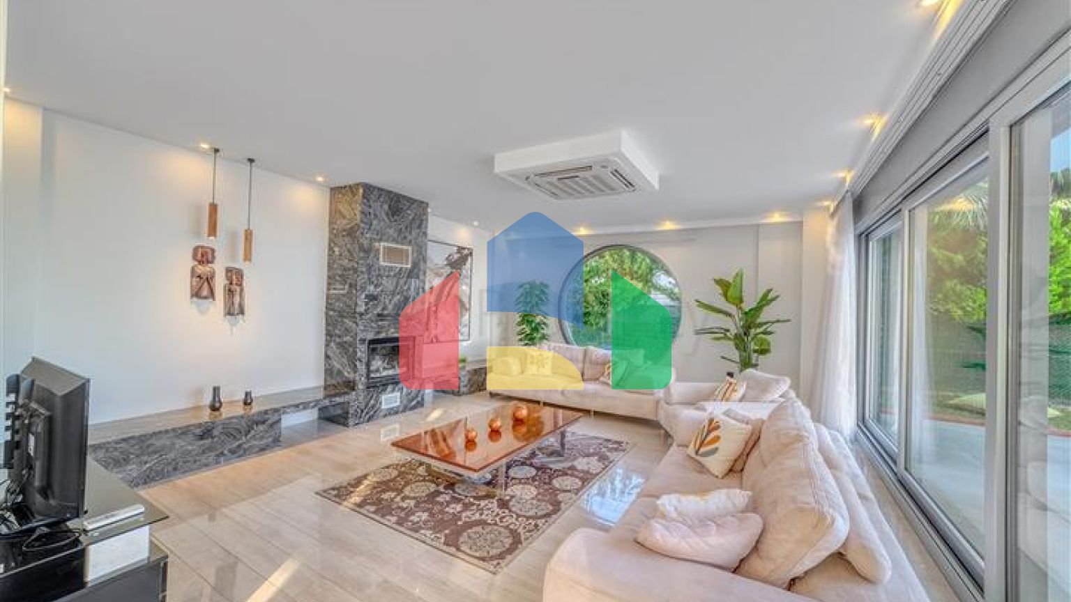 Простора вілла з панорамним видом на море в центральній частині Аланії