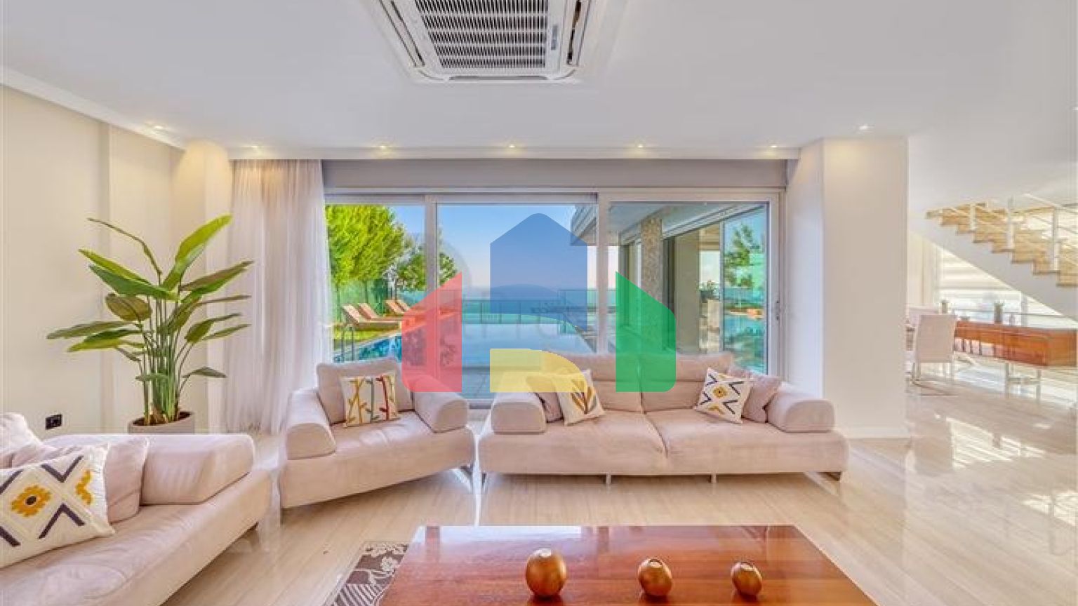 Простора вілла з панорамним видом на море в центральній частині Аланії