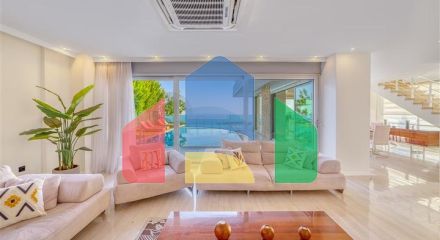 Простора вілла з панорамним видом на море в центральній частині Аланії