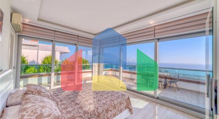 Простора вілла з панорамним видом на море в центральній частині Аланії