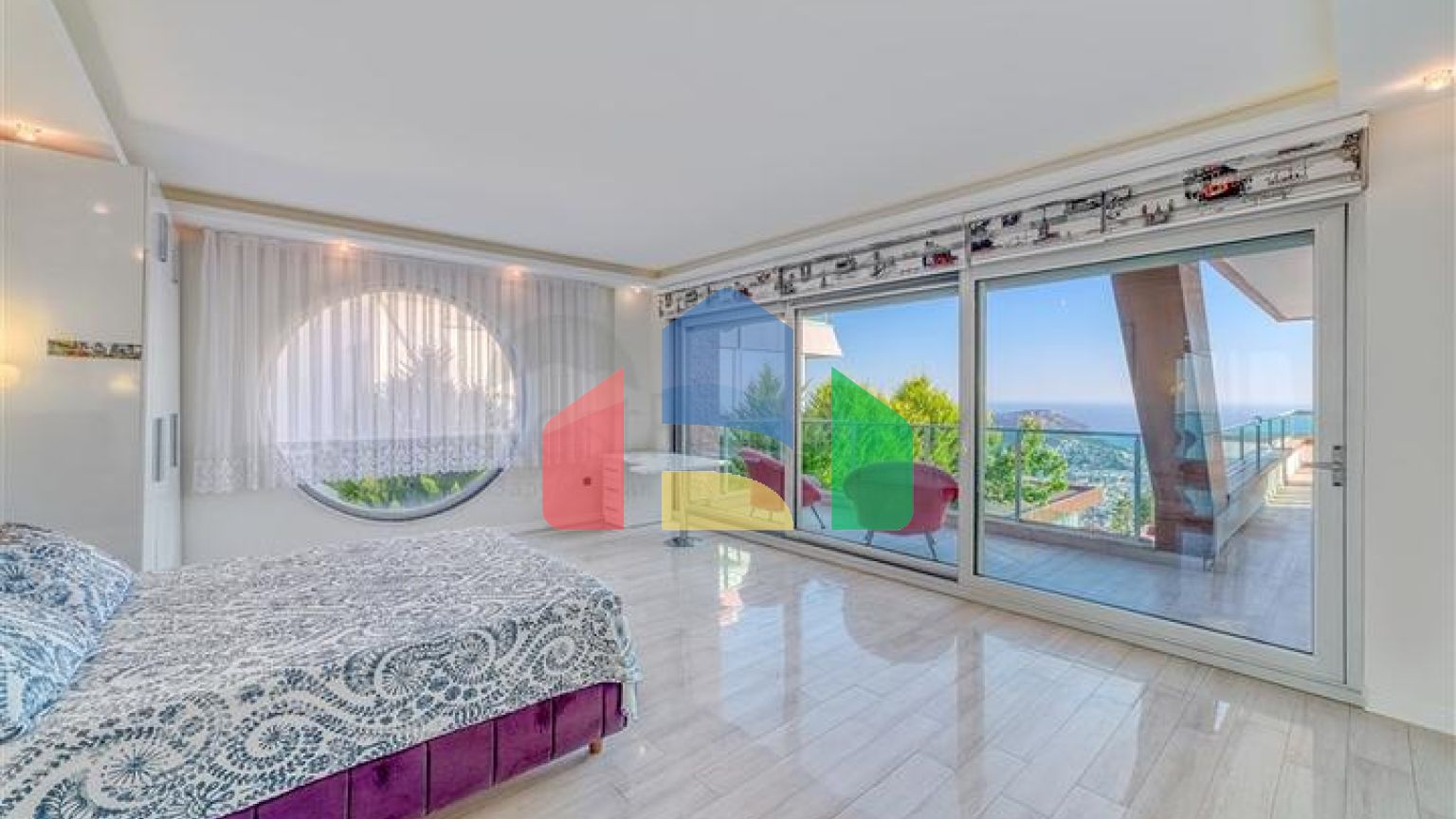 Простора вілла з панорамним видом на море в центральній частині Аланії