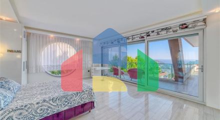 Простора вілла з панорамним видом на море в центральній частині Аланії