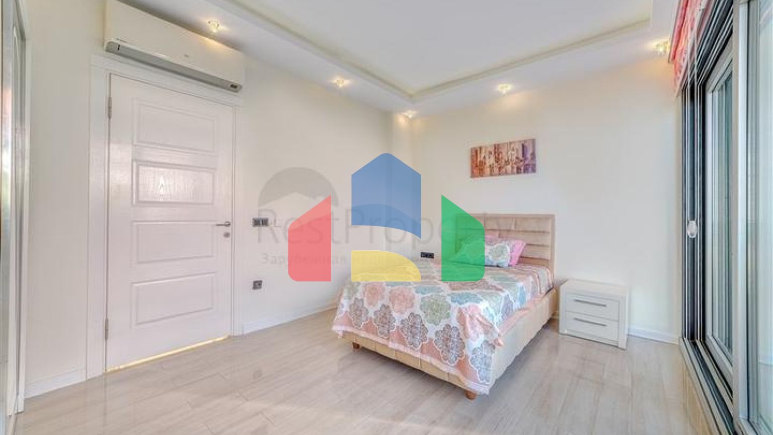 Простора вілла з панорамним видом на море в центральній частині Аланії