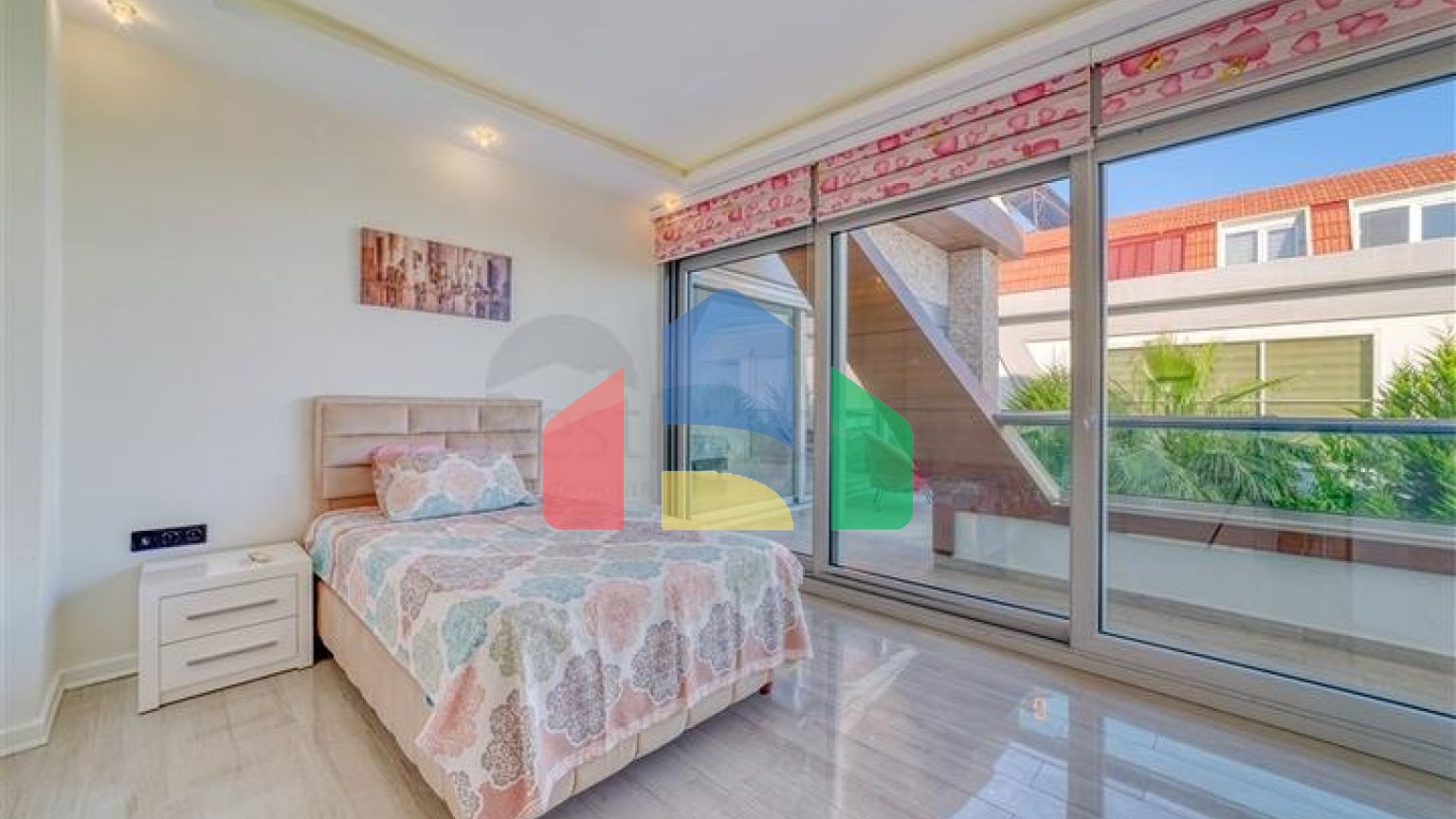 Простора вілла з панорамним видом на море в центральній частині Аланії