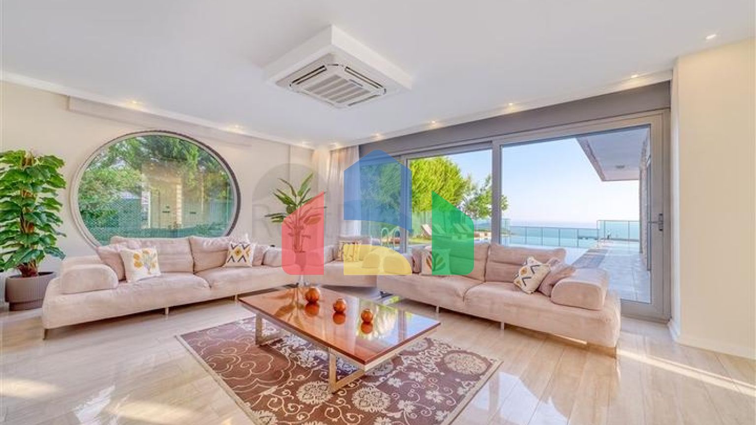 Простора вілла з панорамним видом на море в центральній частині Аланії