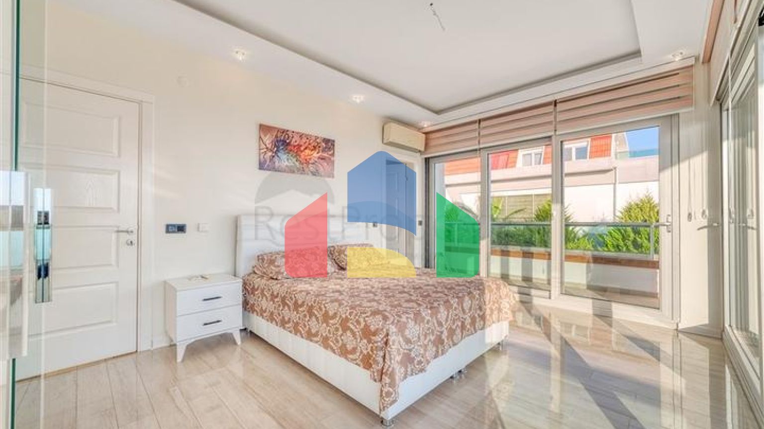 Простора вілла з панорамним видом на море в центральній частині Аланії