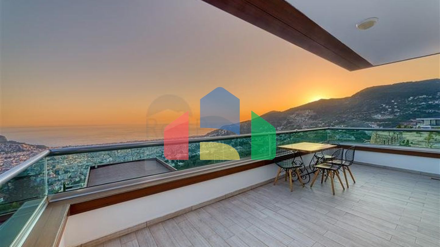 Простора вілла з панорамним видом на море в центральній частині Аланії