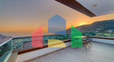 Простора вілла з панорамним видом на море в центральній частині Аланії