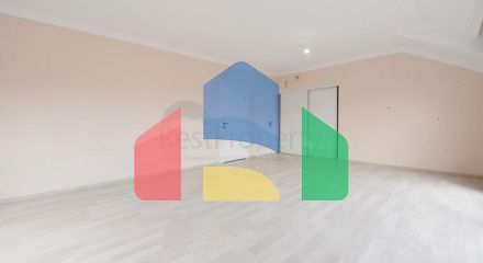 Просторий пентхаус з видом на море в центрі Аланії Просторий пентхаус з видом на море в центрі Аланії