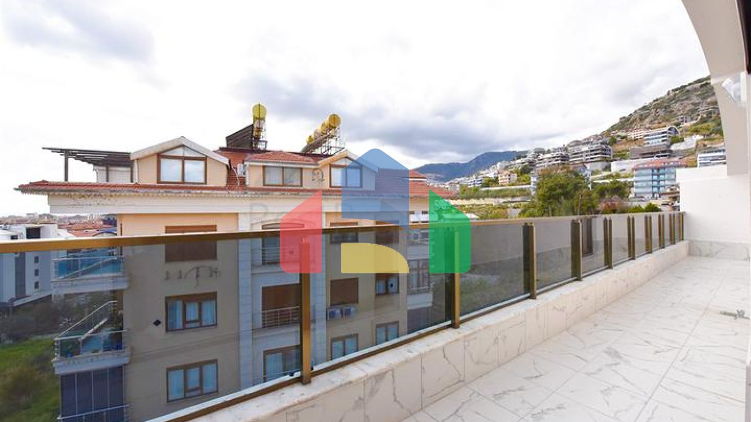 Просторий пентхаус з видом на море в центрі Аланії