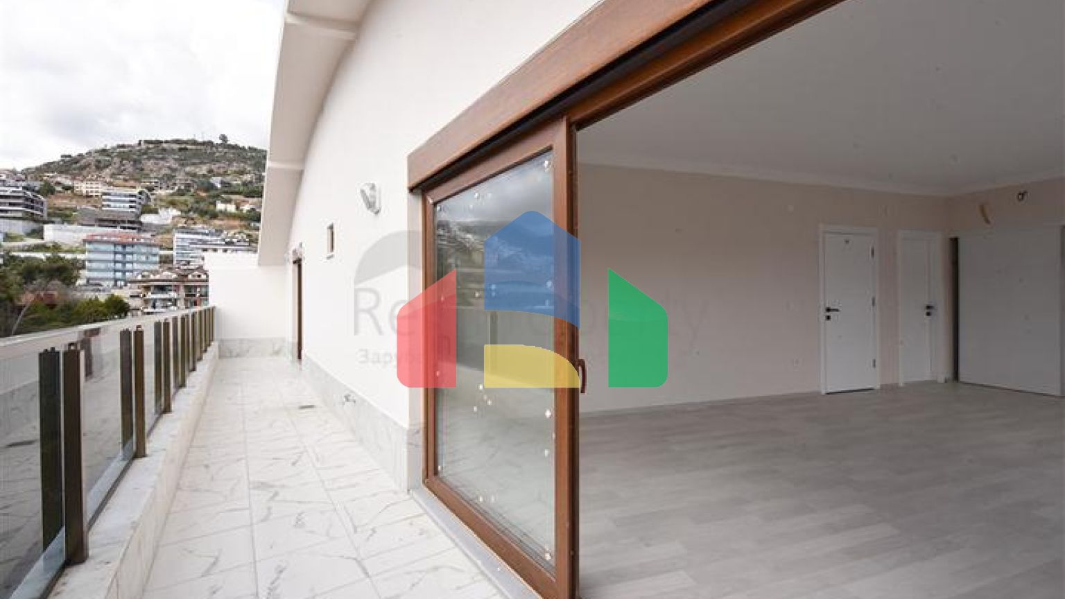 Просторий пентхаус з видом на море в центрі Аланії